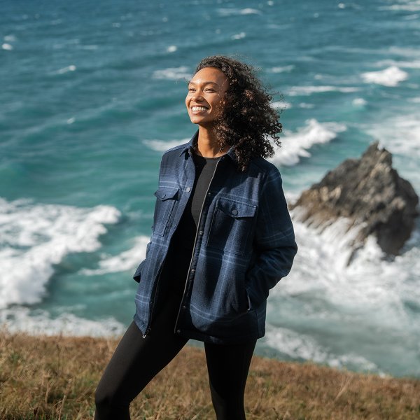 Zoom bild av Women's Highland Sherpa Lined Plaid Jacket, midnight/dusk