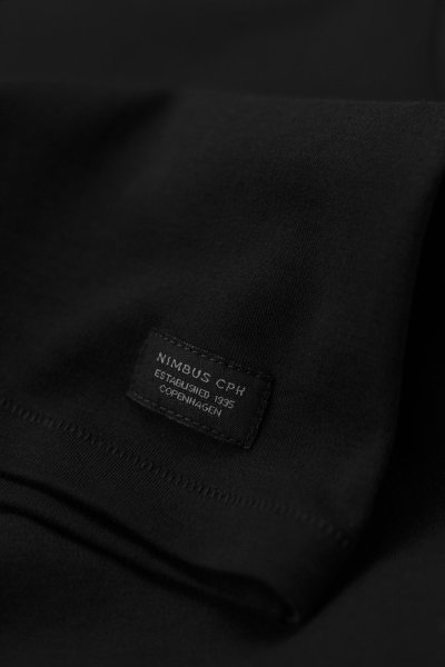 Zoom bild av The interlock tee