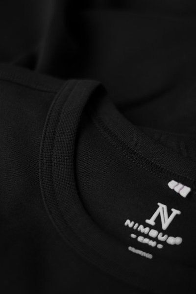 Zoom bild av The interlock tee