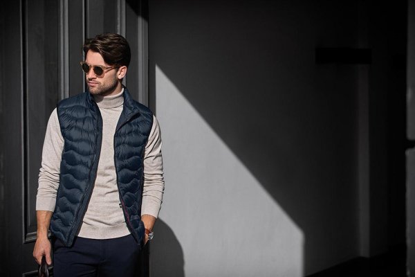 Zoom bild av Versatile down gilet, navy